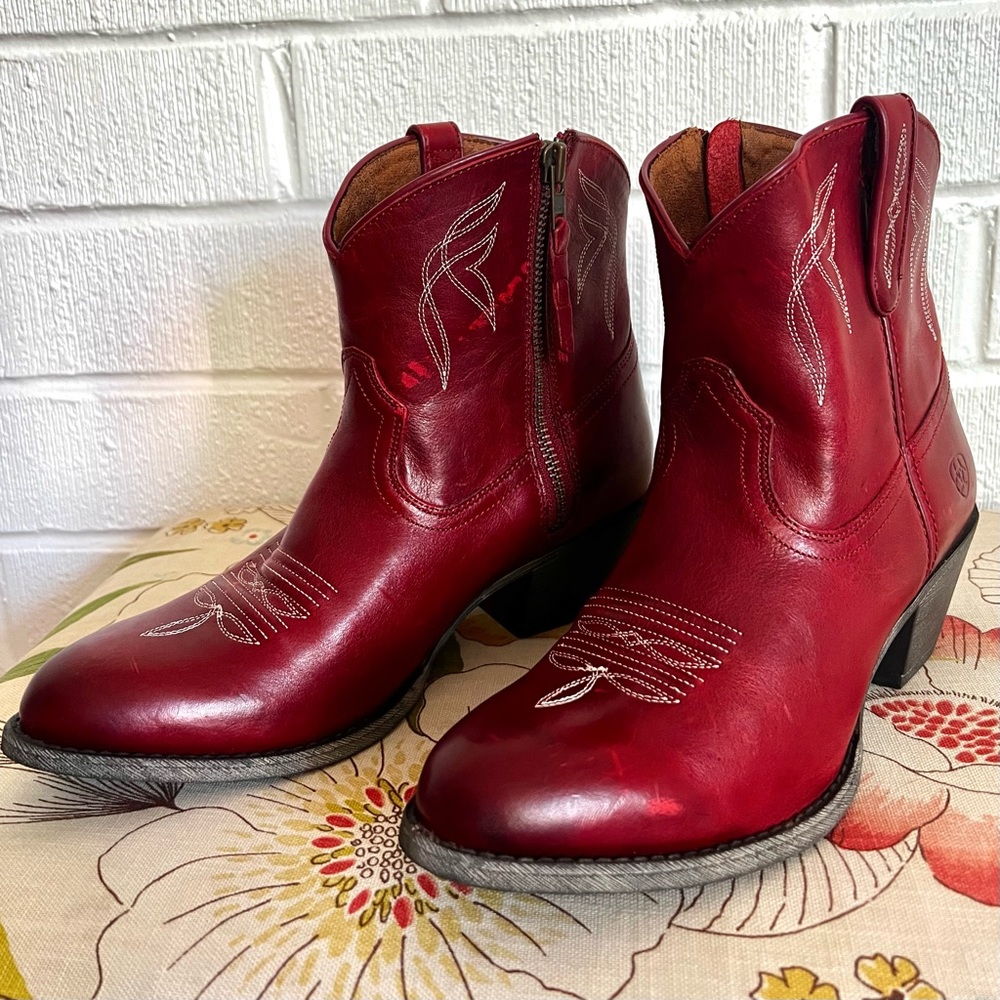 New nwt Ariat Darlin Rosy Red ankle cowboy boots style 10017324 Women’s size 9.5
